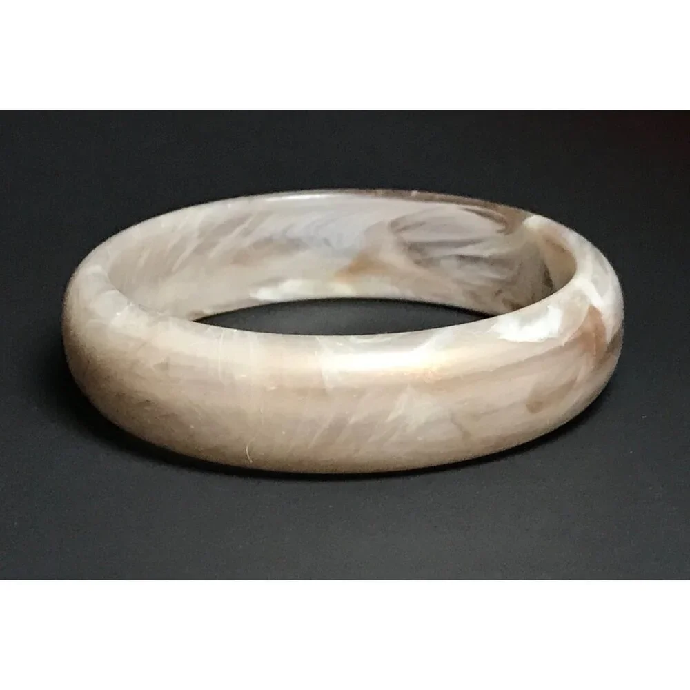 Vintage Marbled Translucent Lucite Bangle Bracelet in White and Metallic Gold - Picture 5 of 6